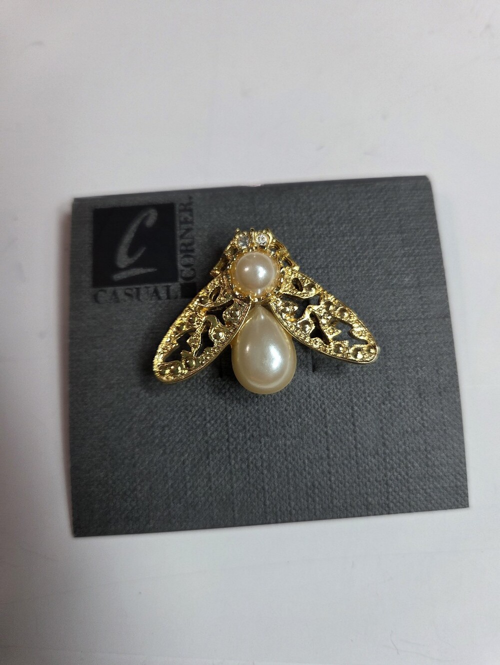 vintage Casual Corner Gold tone 3d Pearl Bee Brooch new old stock